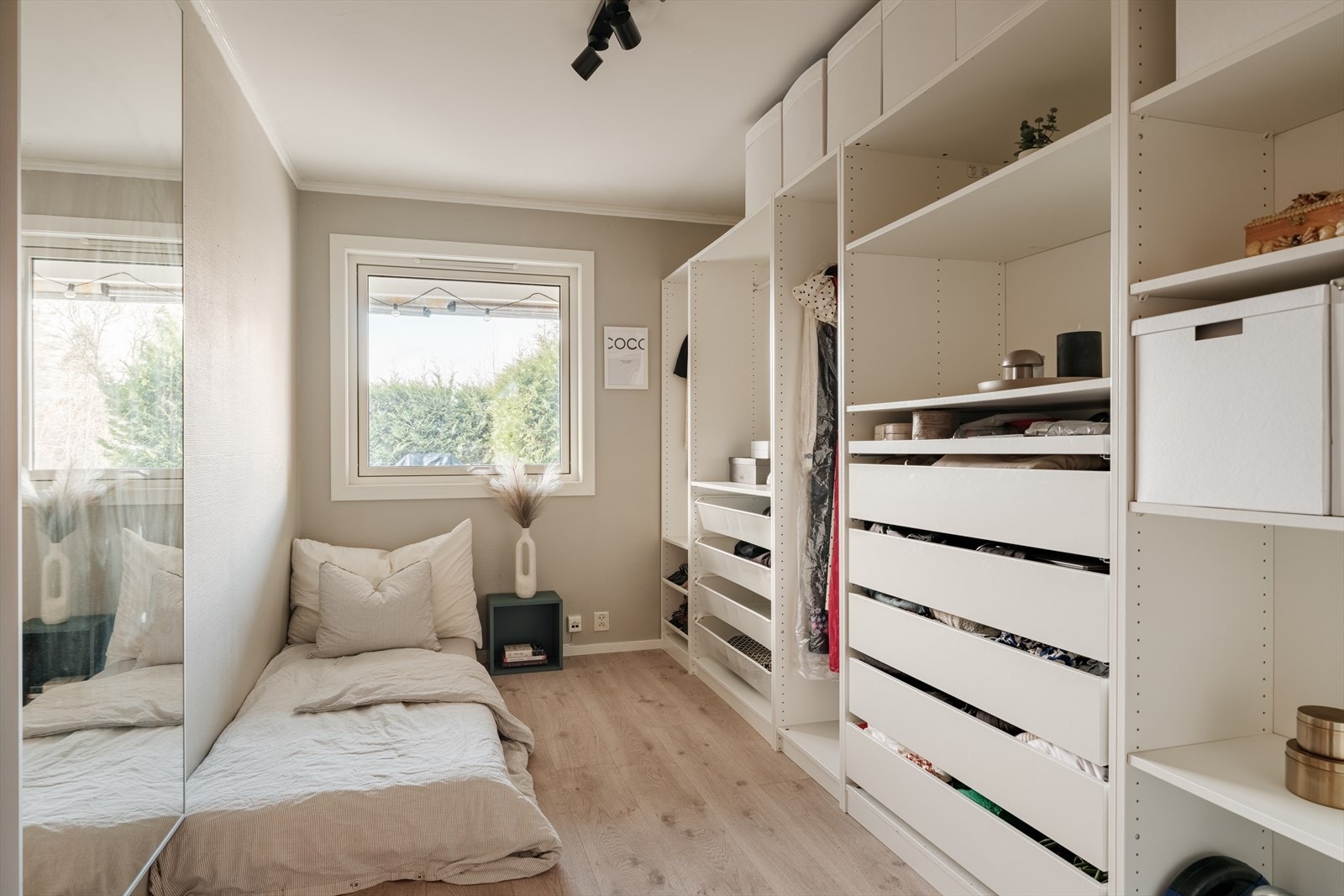 Soverom 2 har en åpen garderobeløsning og direkte tilgang til et kontor/walk-in-closet. Galleribilde