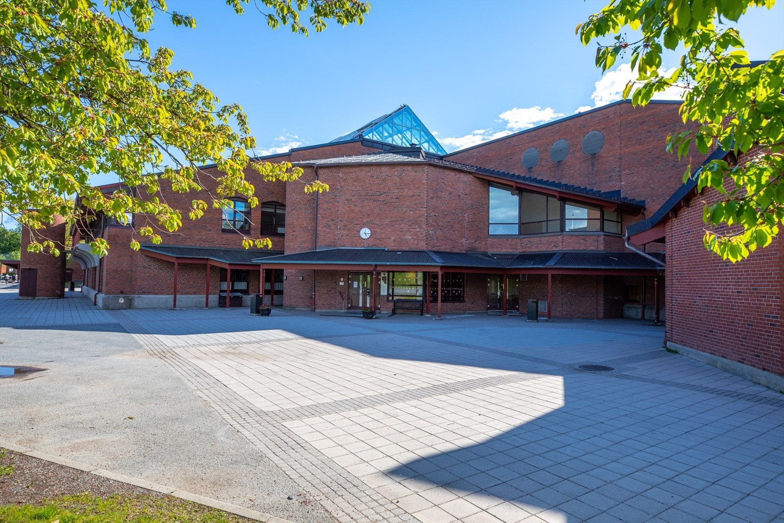 Arnestad barneskole. Galleribilde