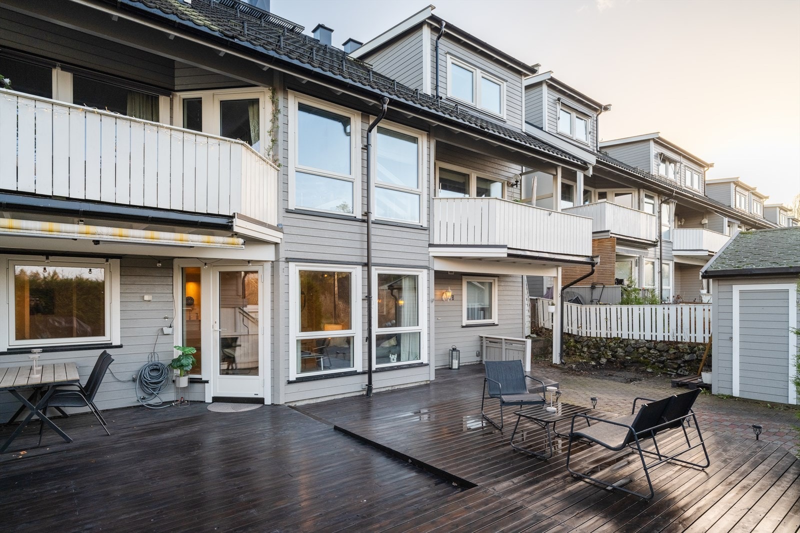 Boligen byr på en god planløsning med to soverom, stort kjøkken, romslig stue med utgang til vestvendt terrasse på ca. 67 m². Galleribilde