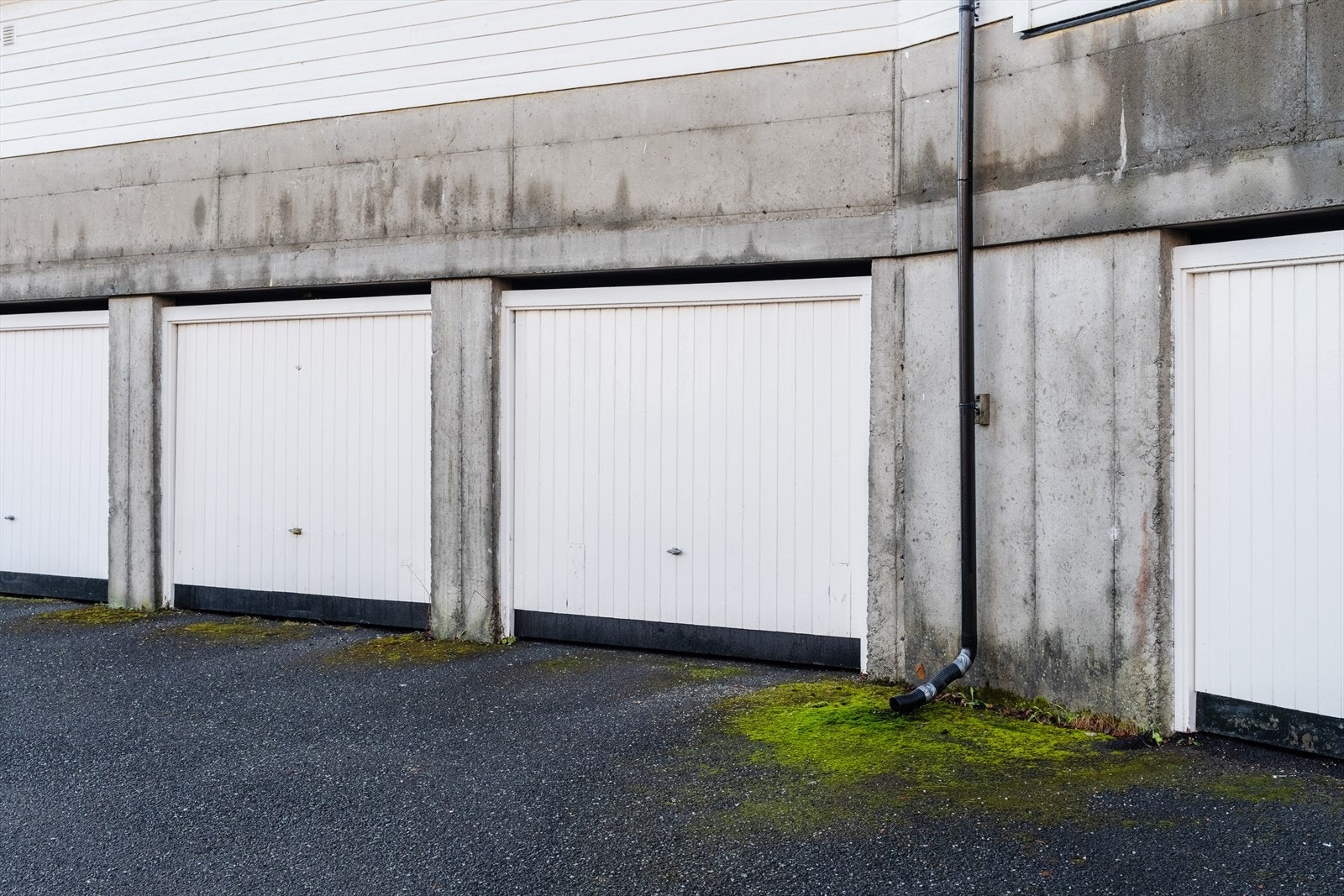 Boligen disponerer garasjeplass i felles garasjeanlegg samt egen biloppstillingsplass ved inngangen. Det er også gjesteparkering i området. Det er per i dag ikke montert ladeboks, men det er tilrettelagt for etablering av lader på parkeringsplassen. Galleribilde