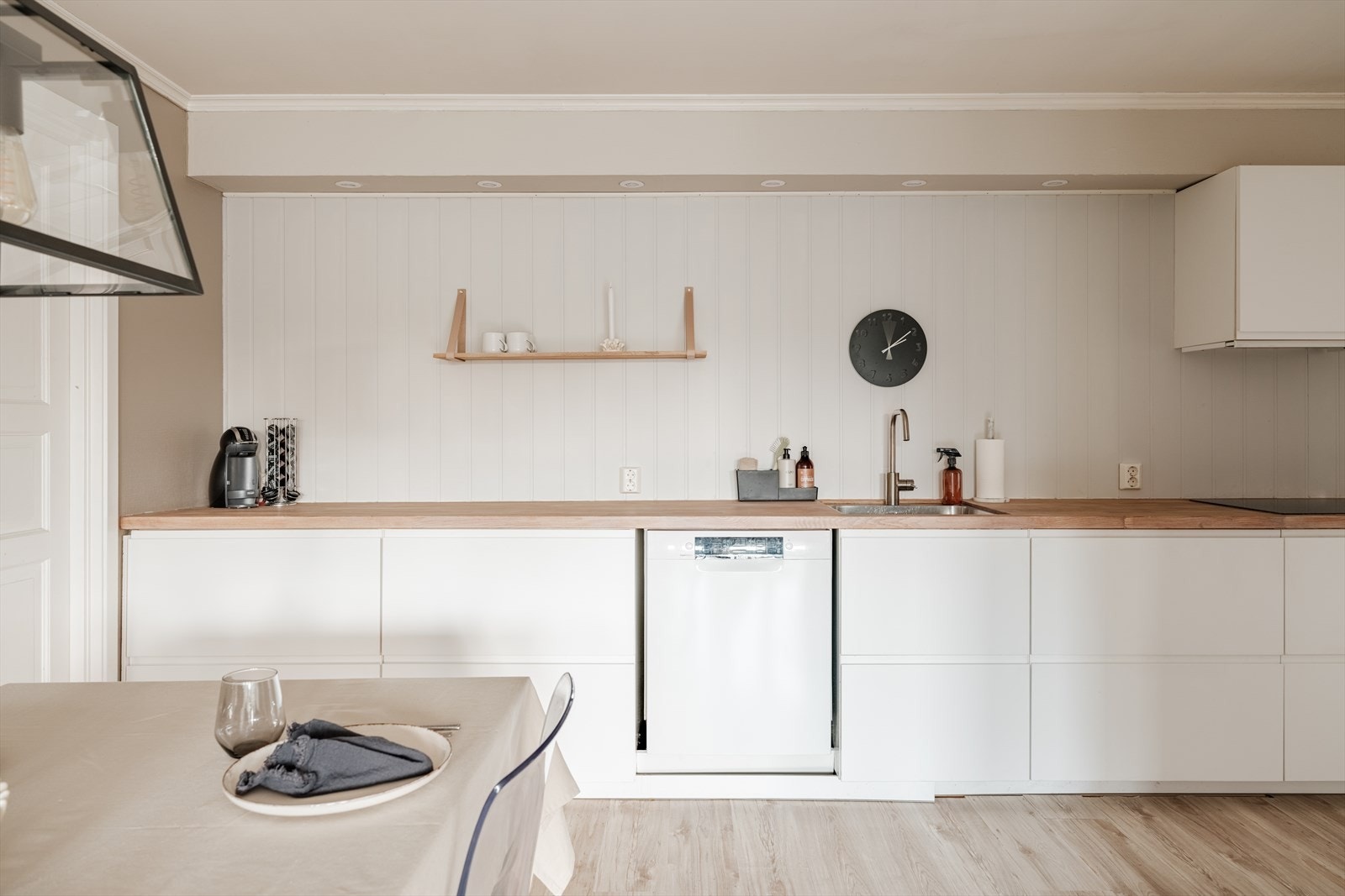 Her finner du integrert induksjonstopp, stekeovn og oppvaskmaskin, samt nedfelt oppvaskkum med ettgreps batteri i krom. Galleribilde