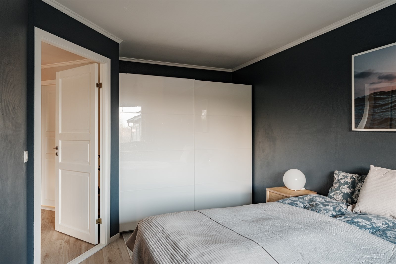 Hovedsoverommet har en romslig skyvedørsgarderobe. Galleribilde