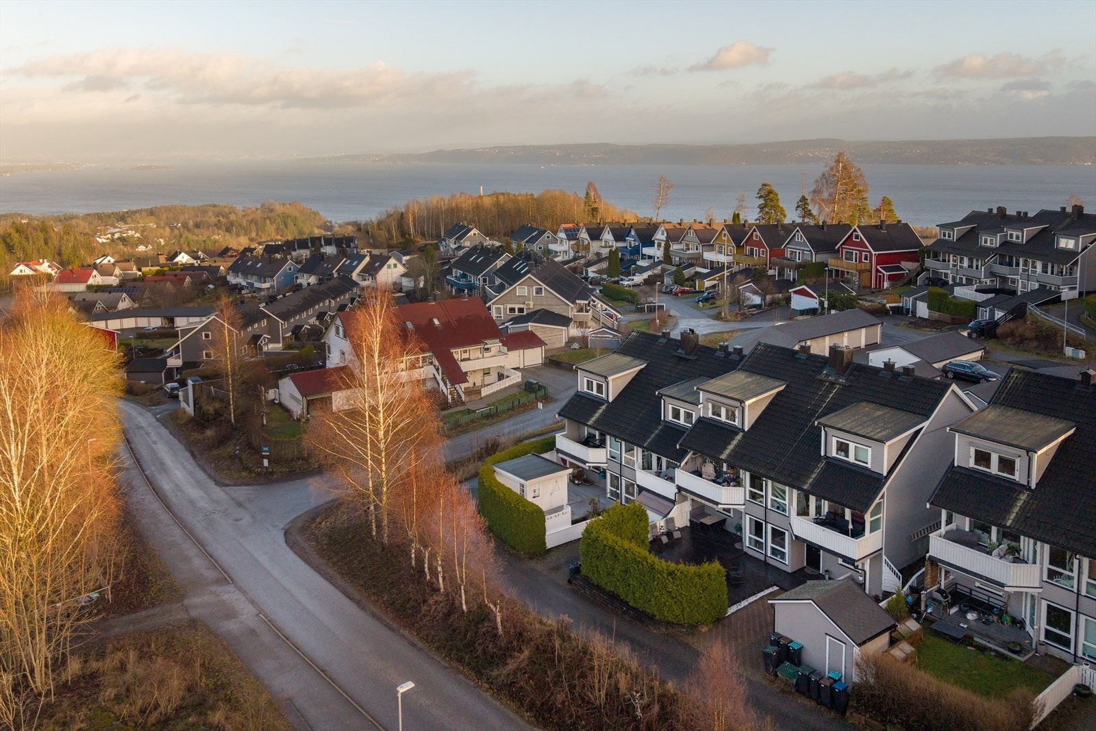 Området byr også på gode tur- og rekreasjonsmuligheter året rundt, med lysløyper og skiløyper like ved, samt gangavstand til fjorden og populære Sjøstrand, et yndet badested for både store og små. Galleribilde