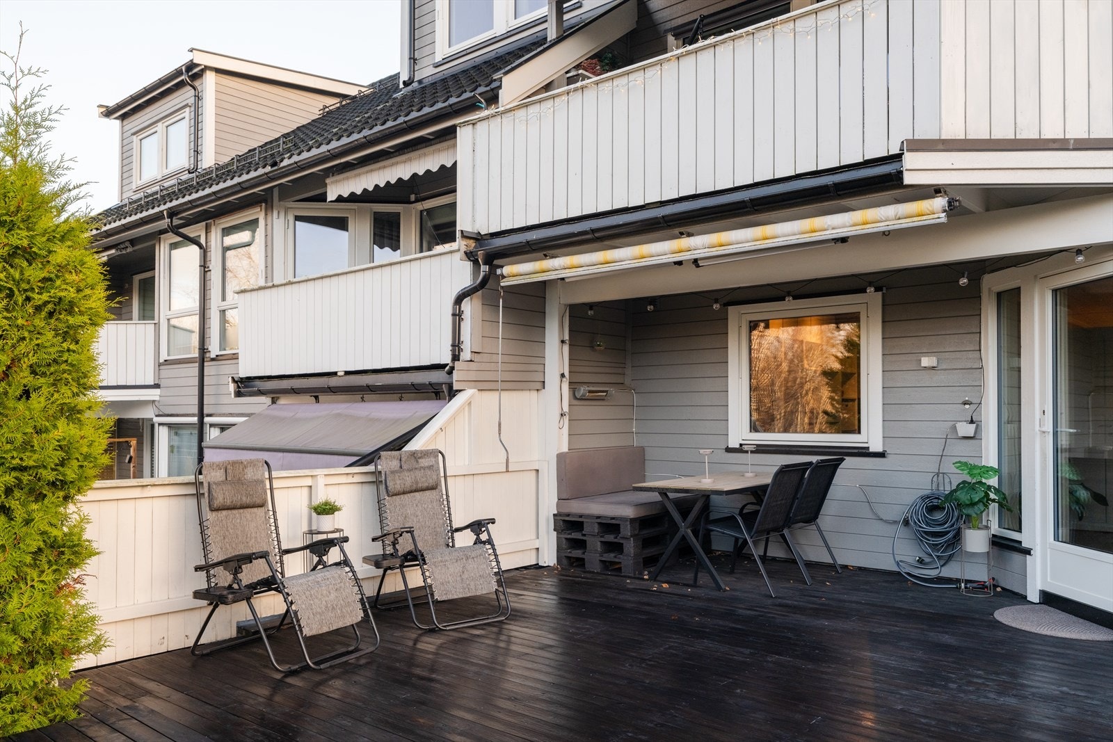 Boligen har en svært tiltalende og romslig vestvendt uteplass på totalt ca. 67 kvm, som strekker seg ut fra stuen og videre ut i terrenget. Galleribilde