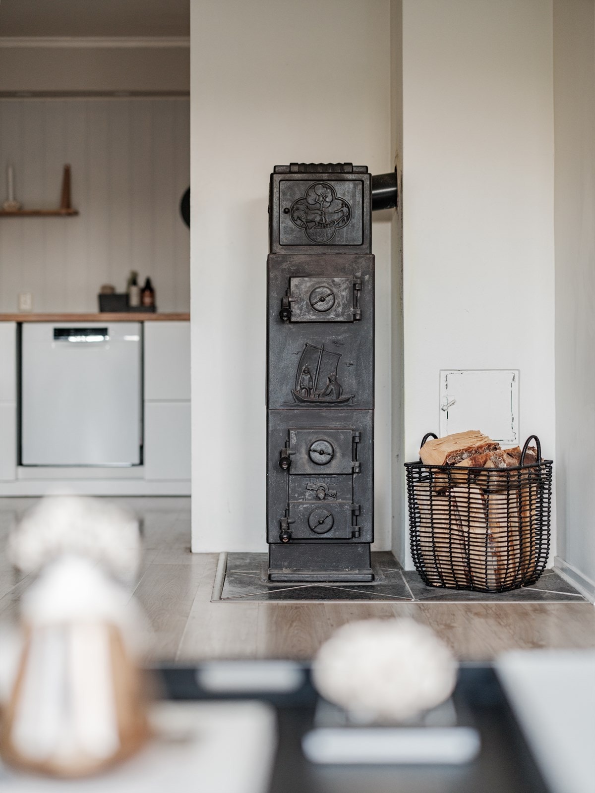 En støpejernsovn gir i tillegg både varme og stemning på kjøligere dager. Galleribilde