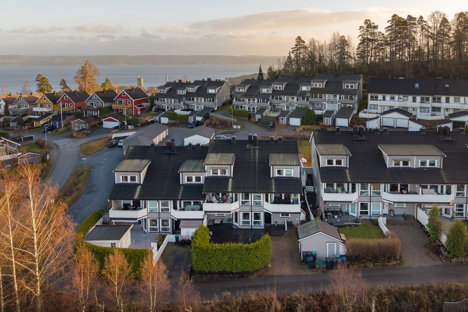 Boligen ligger i et solrikt, rolig og svært barnevennlig område øverst i åskammen over Vollen og Bjerkås. Her er det lite trafikk, flere lekeplasser i umiddelbar nærhet og barnehage på feltet. Galleribilde