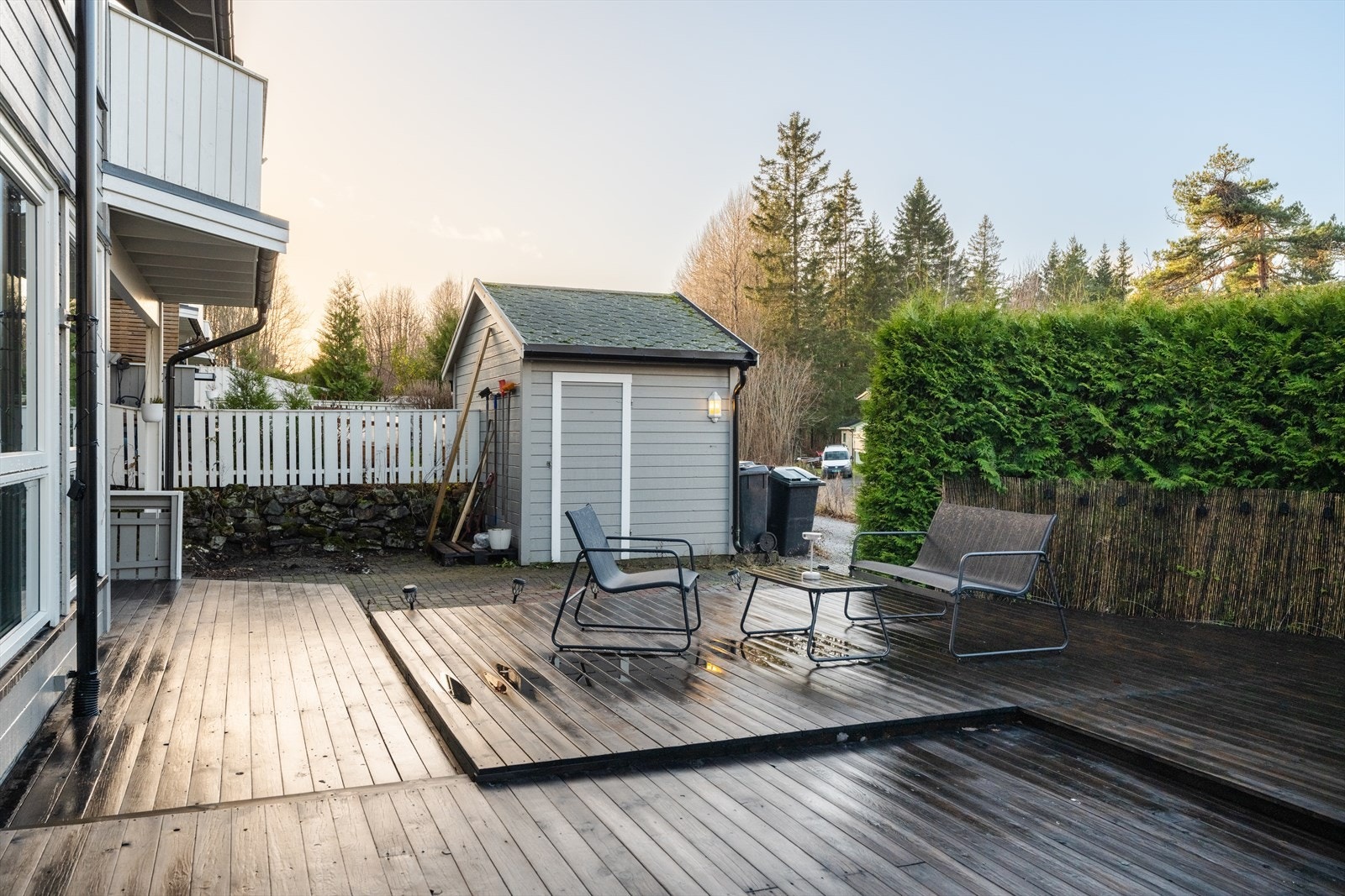 Den store terrassen er opparbeidet i to nivåer og består av både en eldre del og en nyere del etablert i 2024. Deler av terrassen ved inngangspartiet er overbygd. Galleribilde