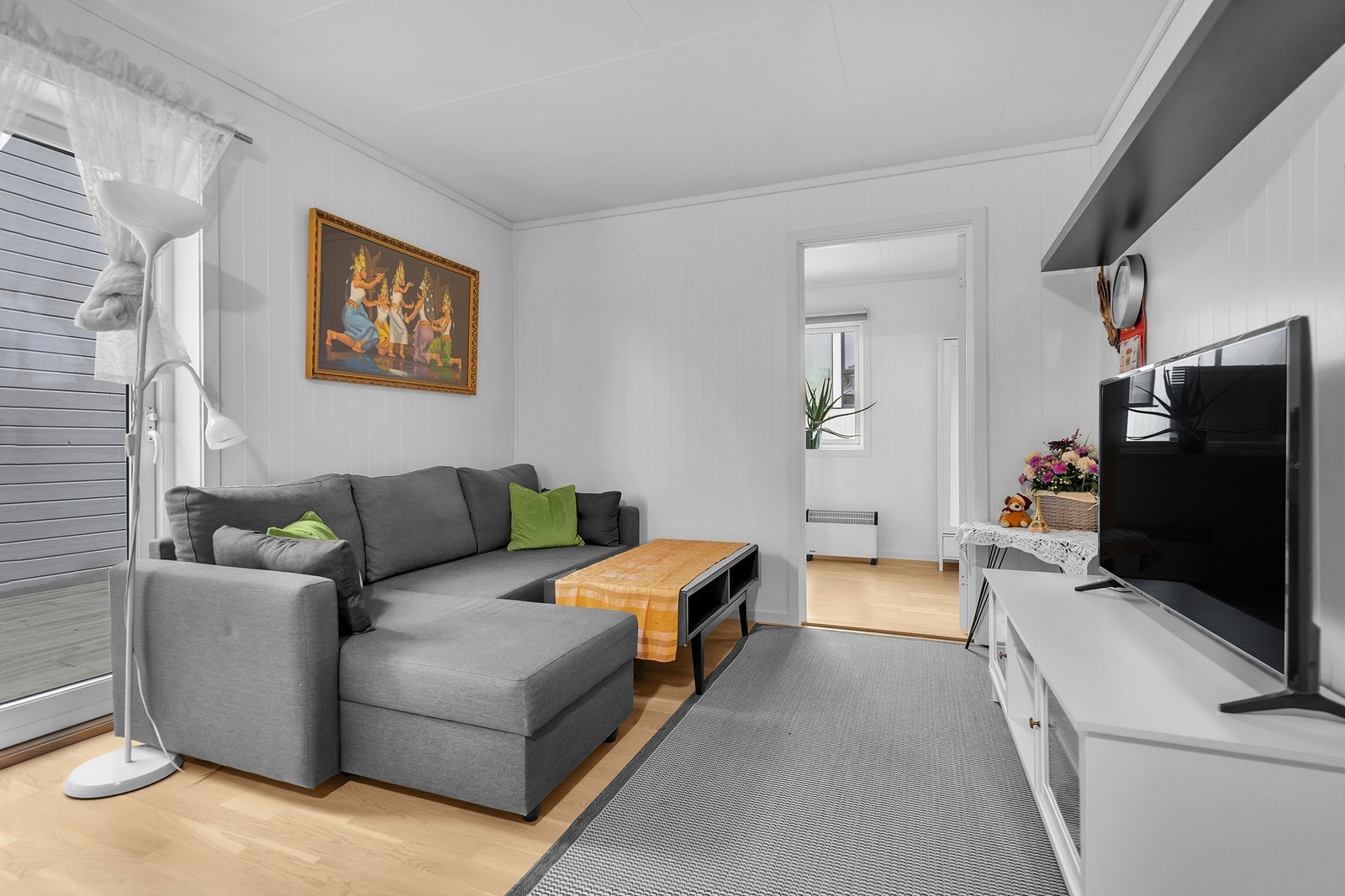 TV-stuen byr på rikelig plass til både sofa og TV-møblement. Fra rommet er det direkte utgang til en skjermet terrasse. Galleribilde