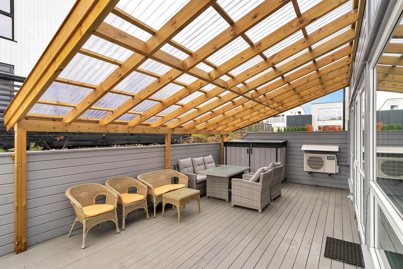 Terrassen er nylig overbygd - praktisk og skjermet for skiftende værforhold. Galleribilde