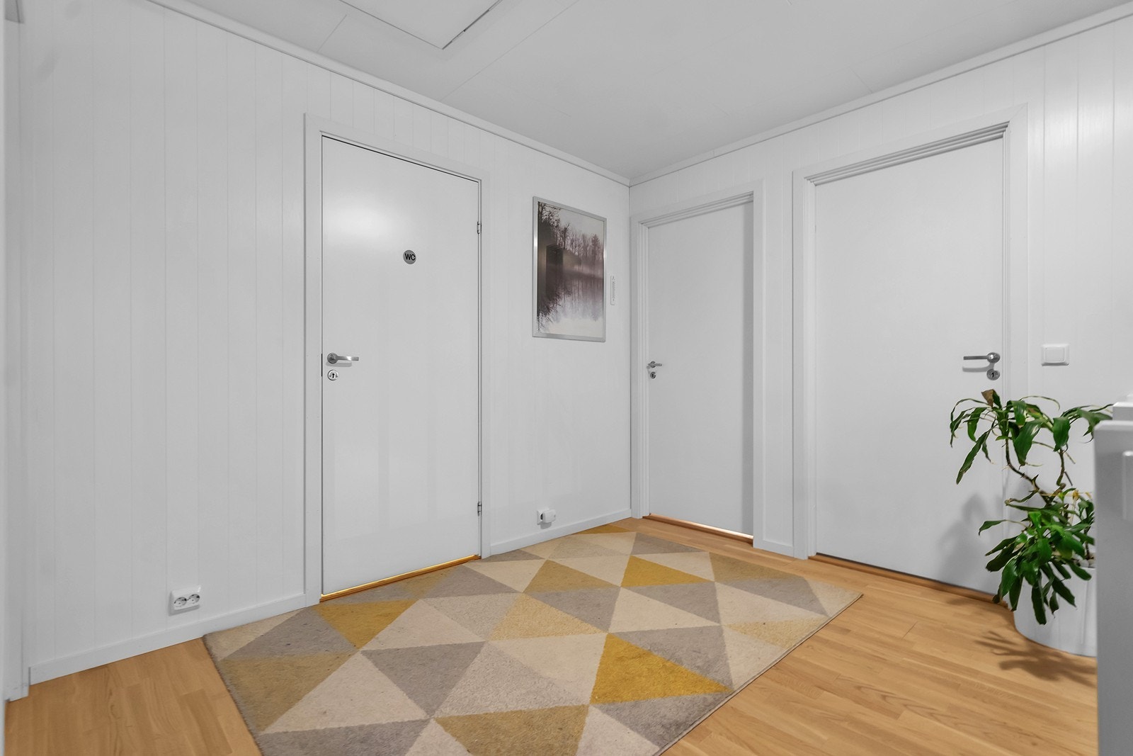 Fra trappegangen er det adkomst til både bad, fire soverom og tv-stue. Galleribilde