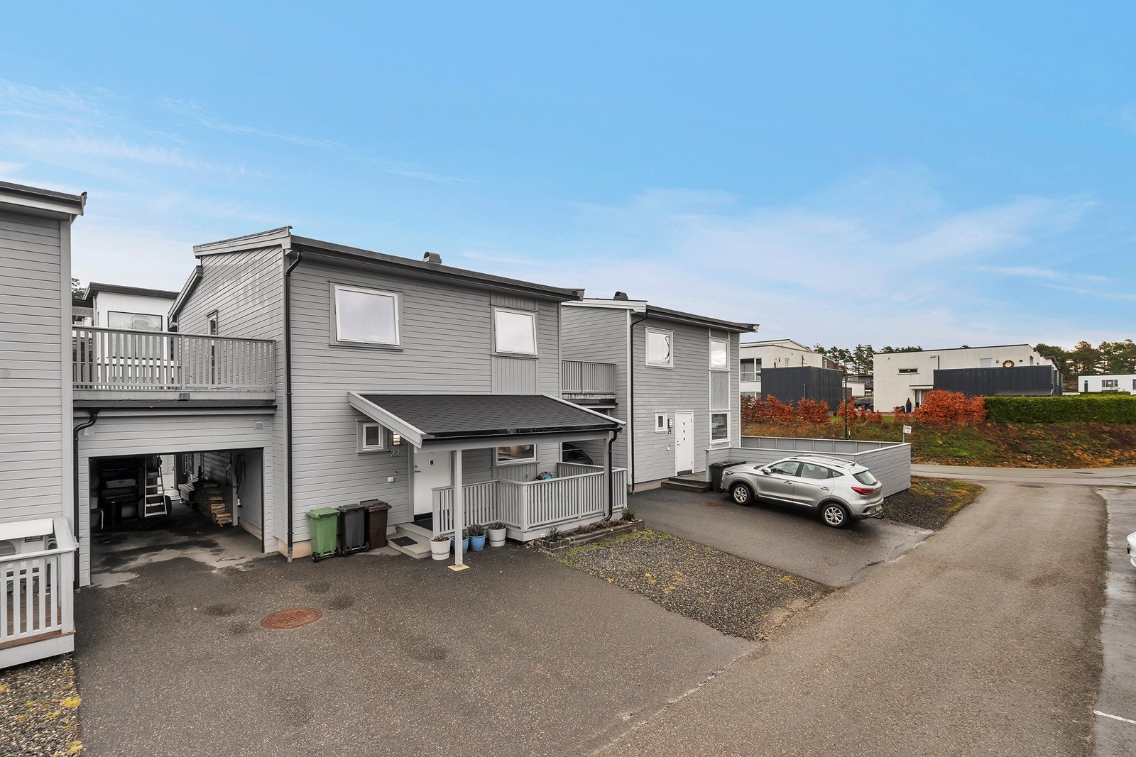 Lys og velholdt enebolig i kjede med god planløsning. Eiendommen ligger i et barnevennlig og rolig område. Galleribilde