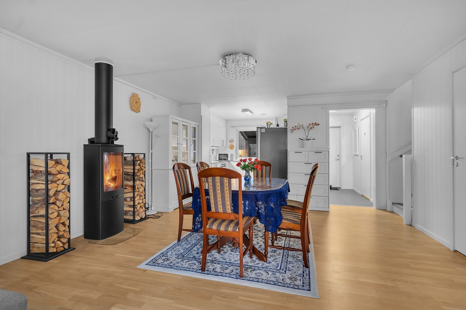 I stue/kjøkken er det både vedovn og varmepumpe, noe som skaper et godt inneklima hele året. Galleribilde