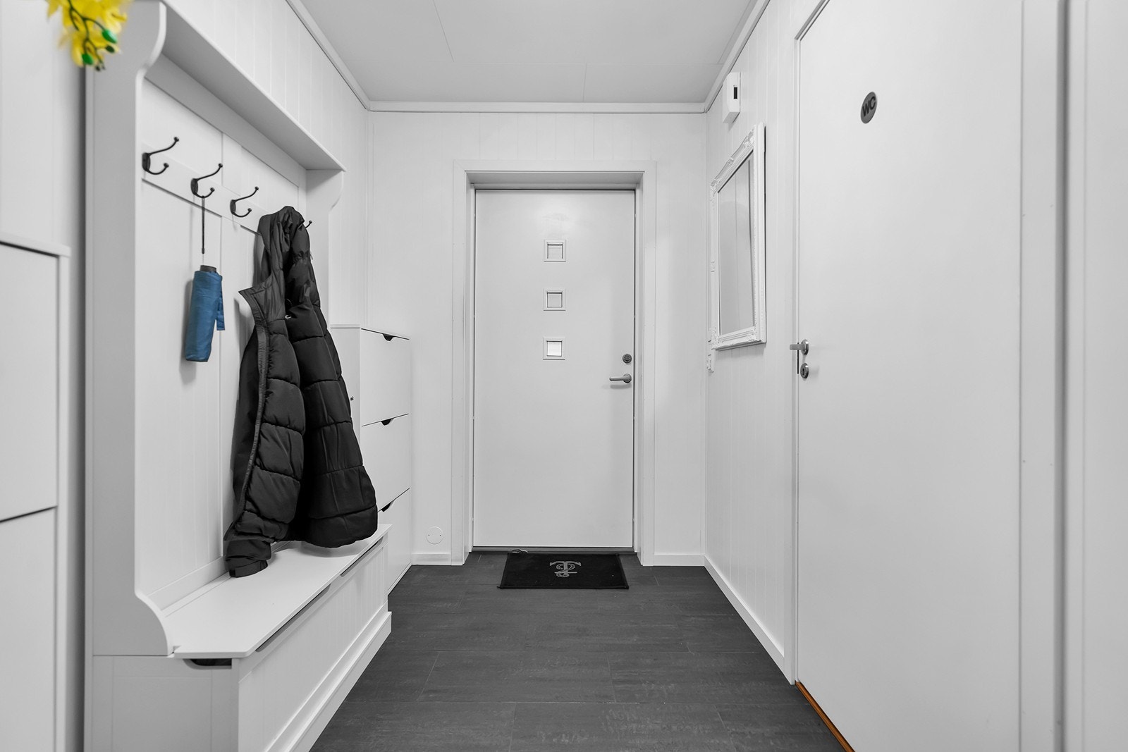 Velkommen inn! Romslig entré med god plass til yttertøy og sko - praktisk med direkte adkomst til bad. Galleribilde