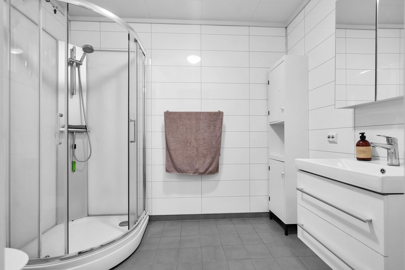 Bad i 1. etasje med toalett, disjkabinett og servant med skuffeløsning. Galleribilde