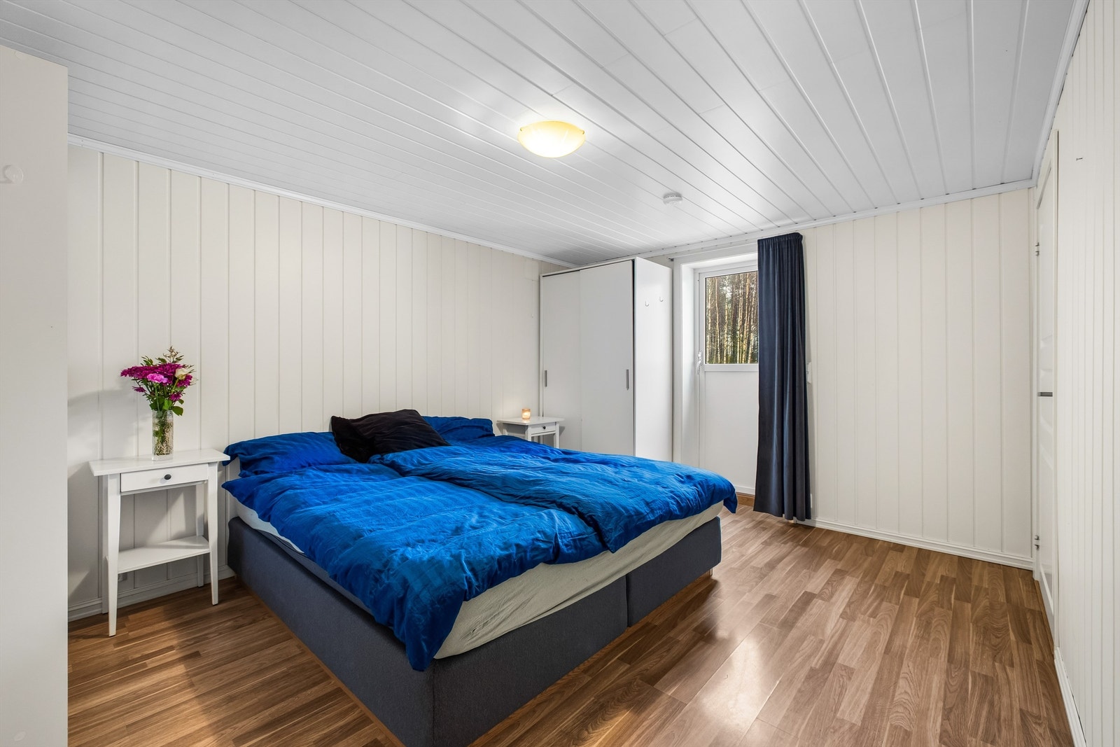 Soverommet er utstyrt med flere garderobeskap med glatte fronter som gir praktiske oppbevaringsmuligheter. Galleribilde