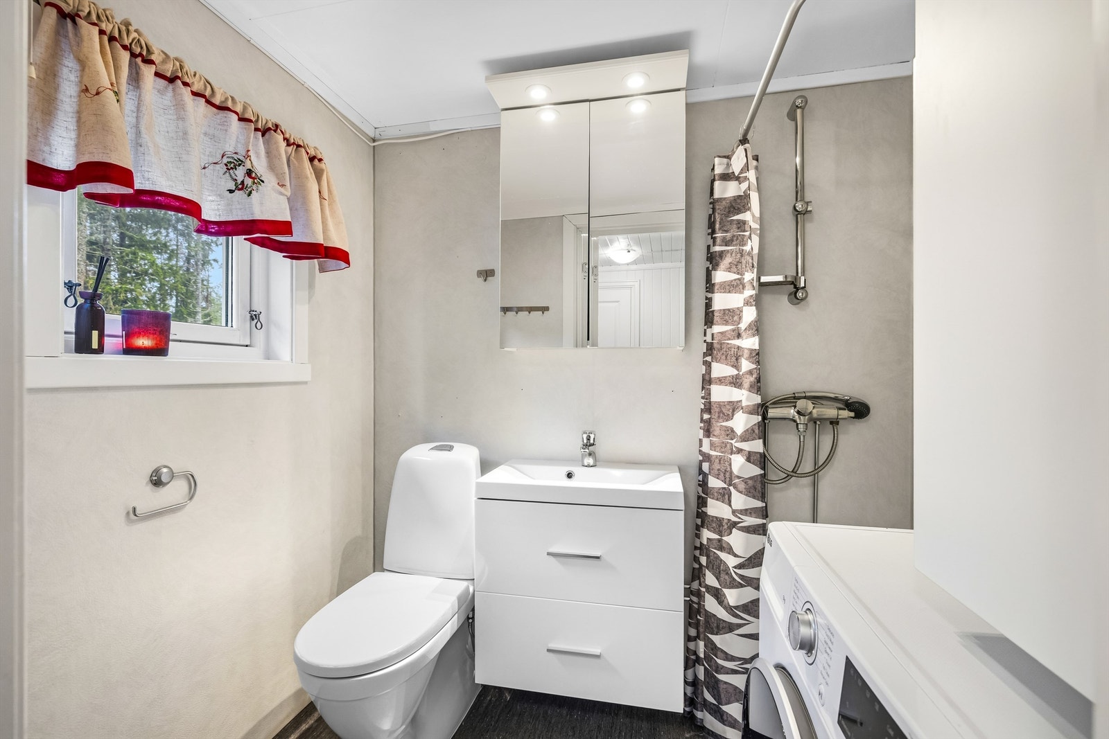 Det er også et kombinert bad/vaskerom. Badet ligger praktisk til ved entréen og er utstyrt med vinylgulv, servant og frittstående toalett. Galleribilde