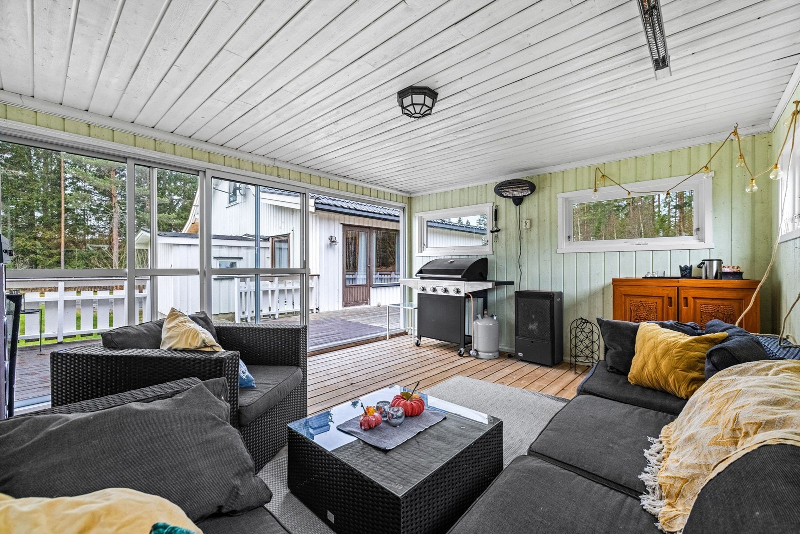 Hagestuen er ikke isolert, men det er satt inn terrassevarmere som gir god oppvarming på kaldere dager. Ellers er det tilrettelagt med stikkontakter og det er skyvedører i glass. Galleribilde