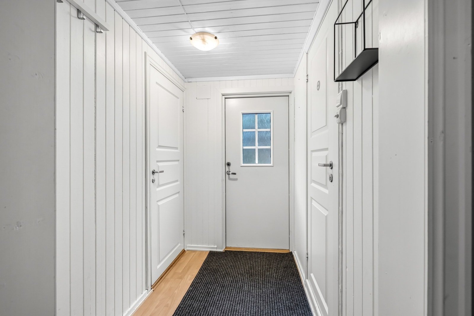 Når du kommer inn i boligen møtes du av en lys entré med laminat på gulv. Galleribilde