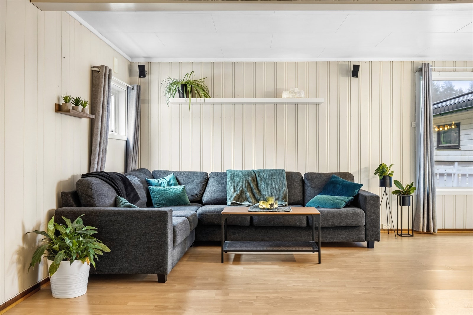 Planløsningen gir gode og naturlige soner for møblering, med plass til en hyggelig sofagruppe og spisegruppe. Galleribilde