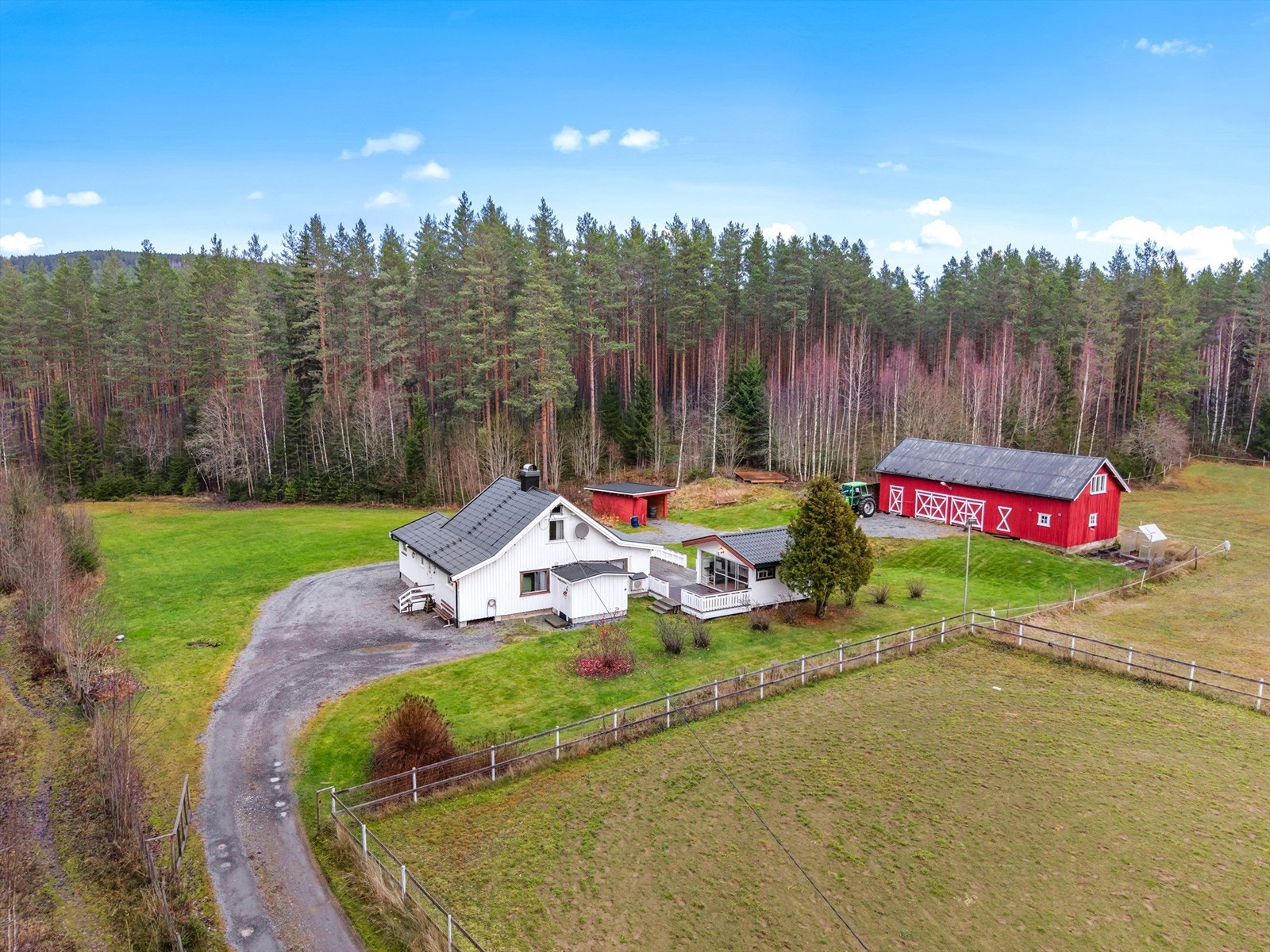 Dette er en spennende eiendom med eiertomt på 20 830 kvm, bestående av enebolig med hagestue, garasje og fjøs. Galleribilde
