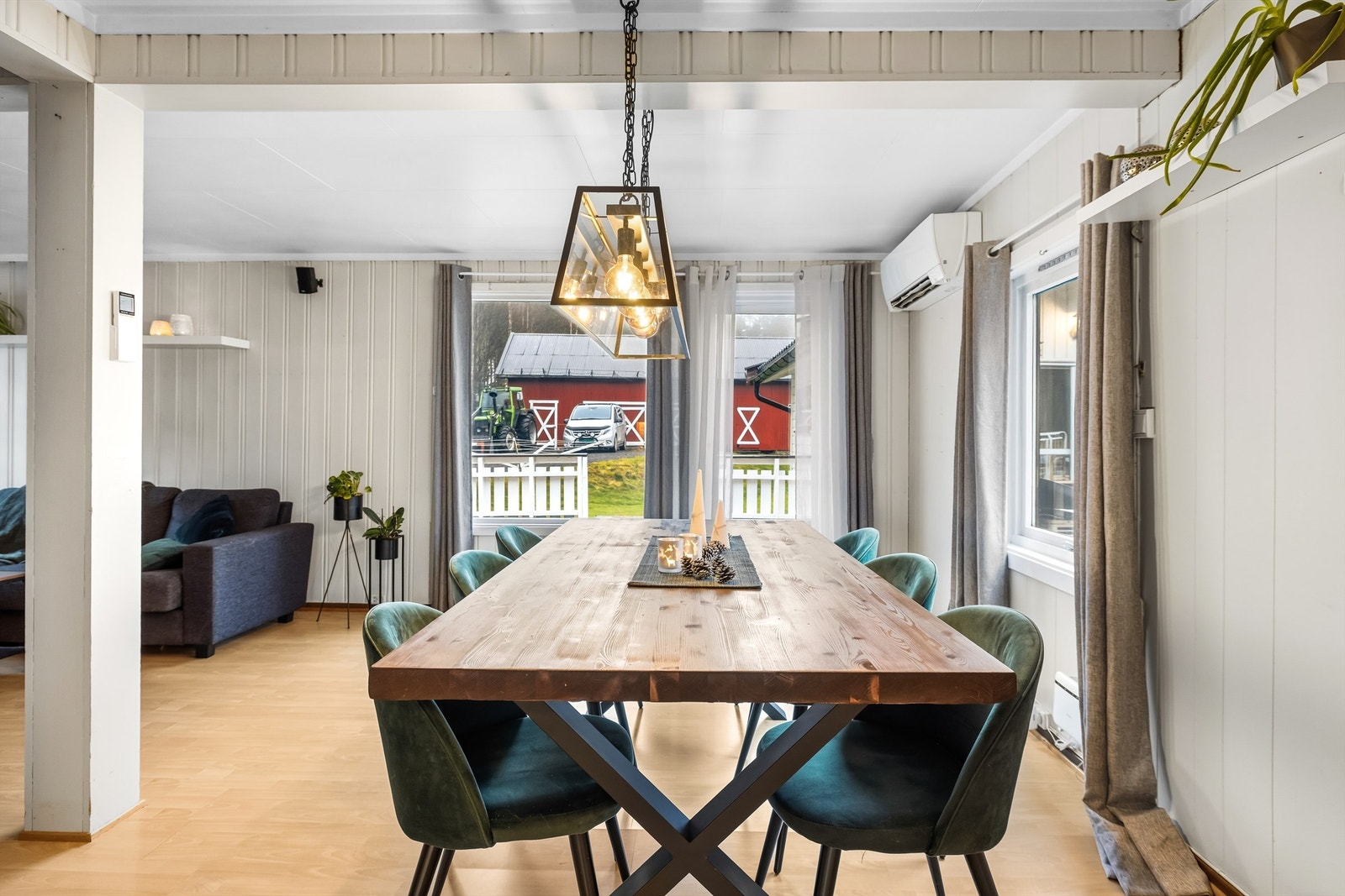 Fra stuen er det terrassedør ut til den ene terrasseplatting. Galleribilde