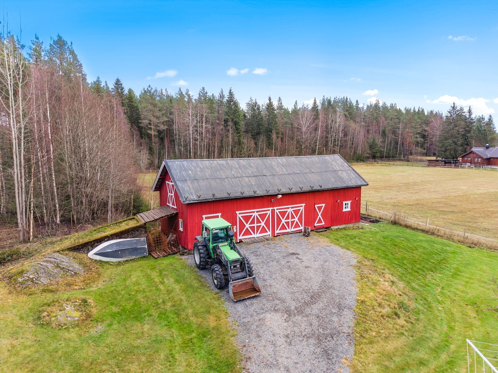 Eiendommen har en driftsbygning/fjøs. Dette bygget er ikke vurdert i tilstandsrapport. Galleribilde