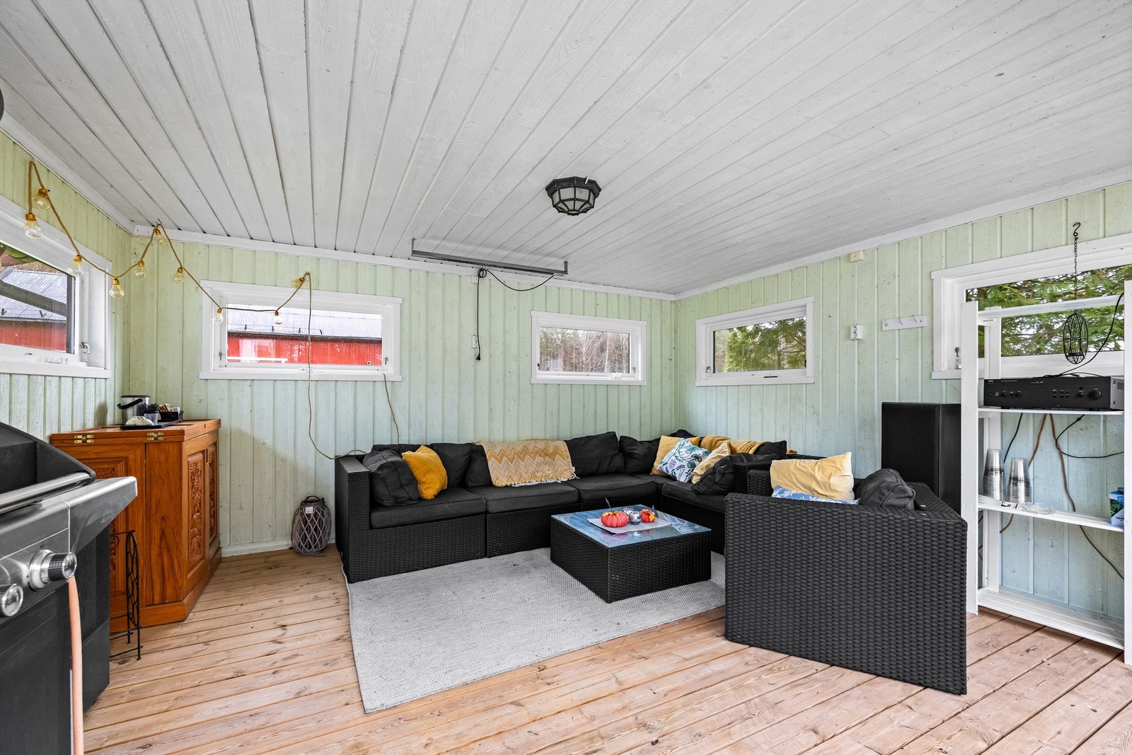 Hagestuen er oppført i tre med yttertak tekket med metallplater. Galleribilde