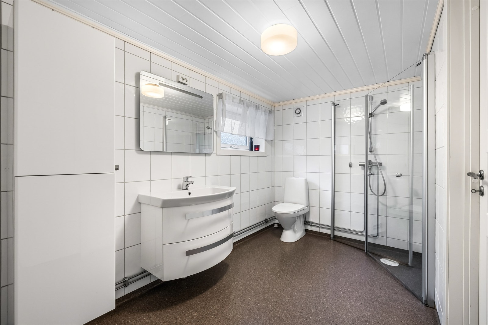 Det andre badet er bra 2016 (basert på opplysninger fra forrige tilstandsrapport). Det er lagt gulvbelegg med gulvvarme, samt flislagte vegger. Galleribilde