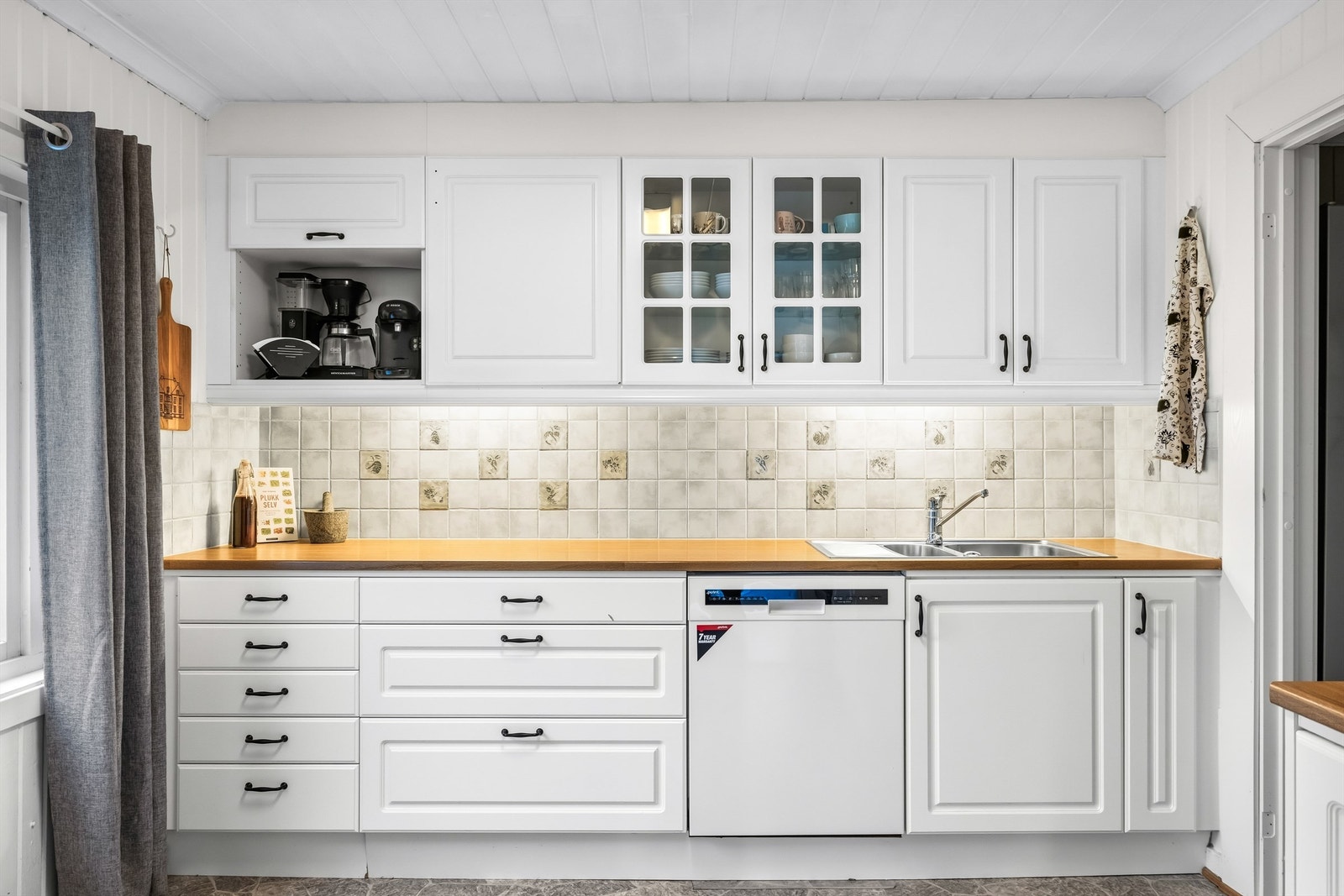 Det er kun frittstående hvitevarer på kjøkkenet, og disse medfølger ikke handelen. Galleribilde