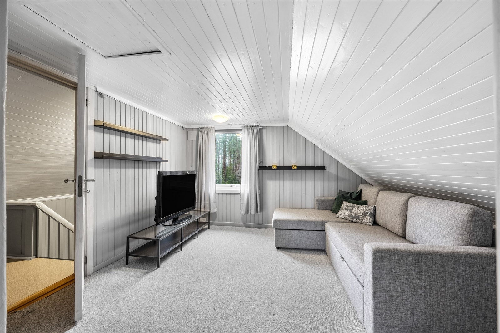 I 2. etasje finner du 2 soverom og trapperom, samt kott. Galleribilde