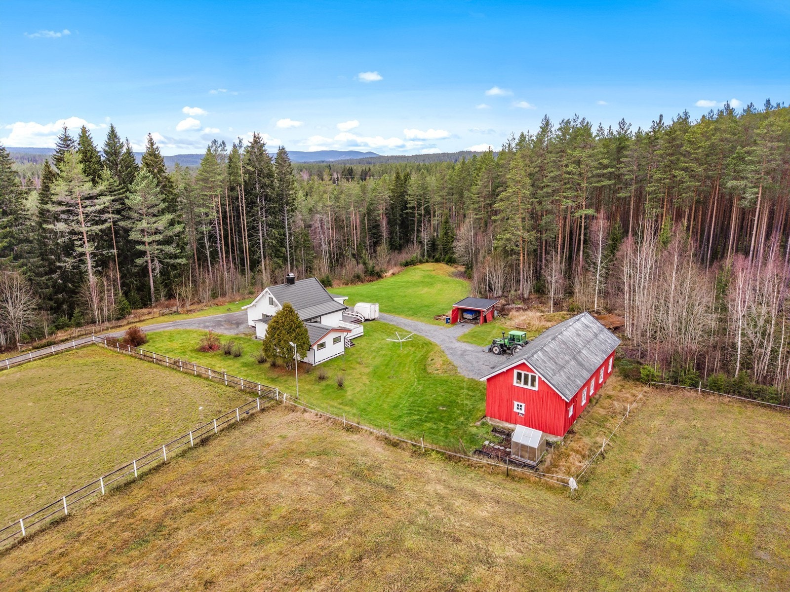 Eneboligen utgjør 104m² BRA-i, i tillegg er det både garasje og fjøs. Galleribilde