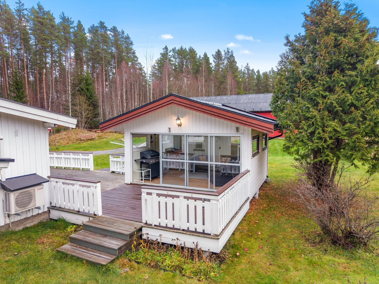 Her finner du en koselig hagestue med god plass til hagemøber og grill. Galleribilde