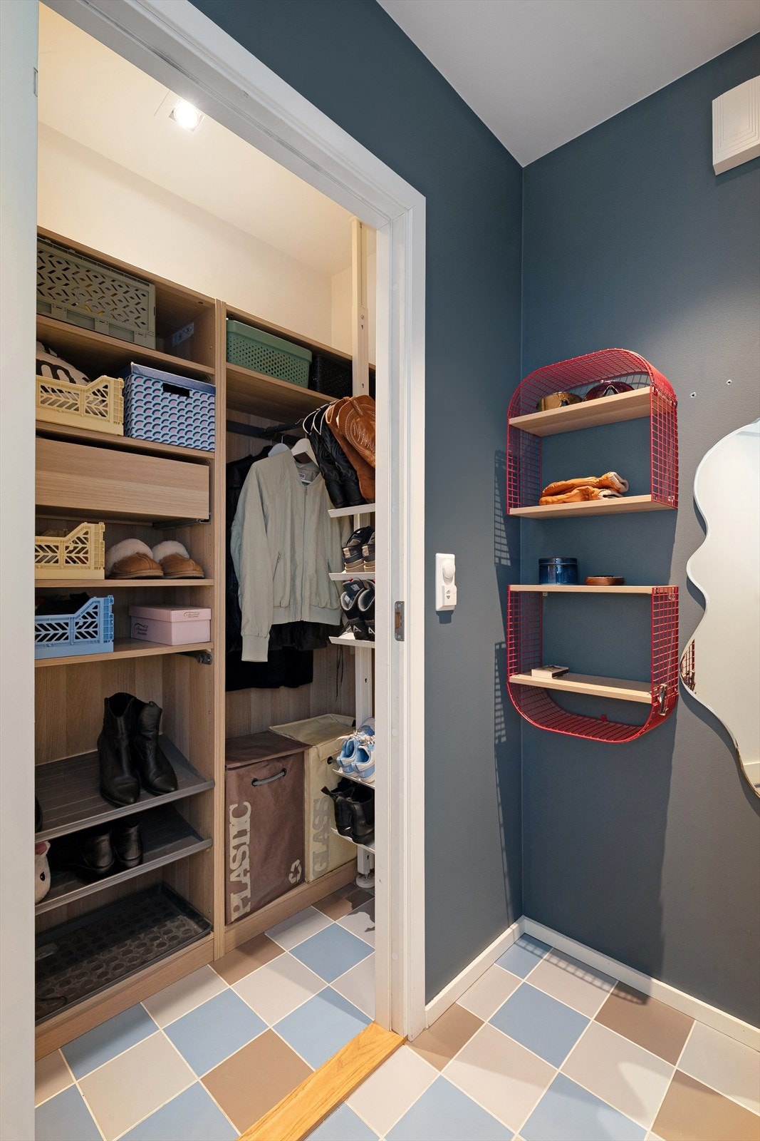 Eier benytter dette rommet som garderobe, men det er opplegg for montering av wc + servant her også Galleribilde