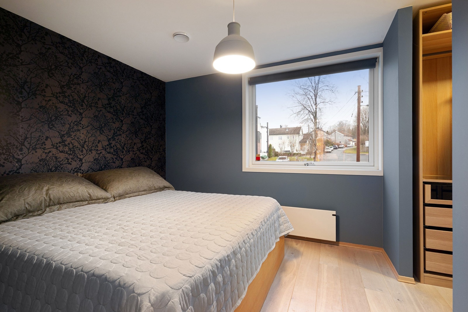 Herlig hovedsoverom med god plass til dobbeltseng og nattbord Galleribilde