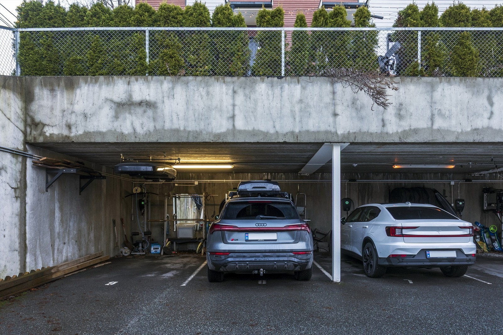 Parkeringsplass nr 8 medfølger i felles carport-rekke Galleribilde