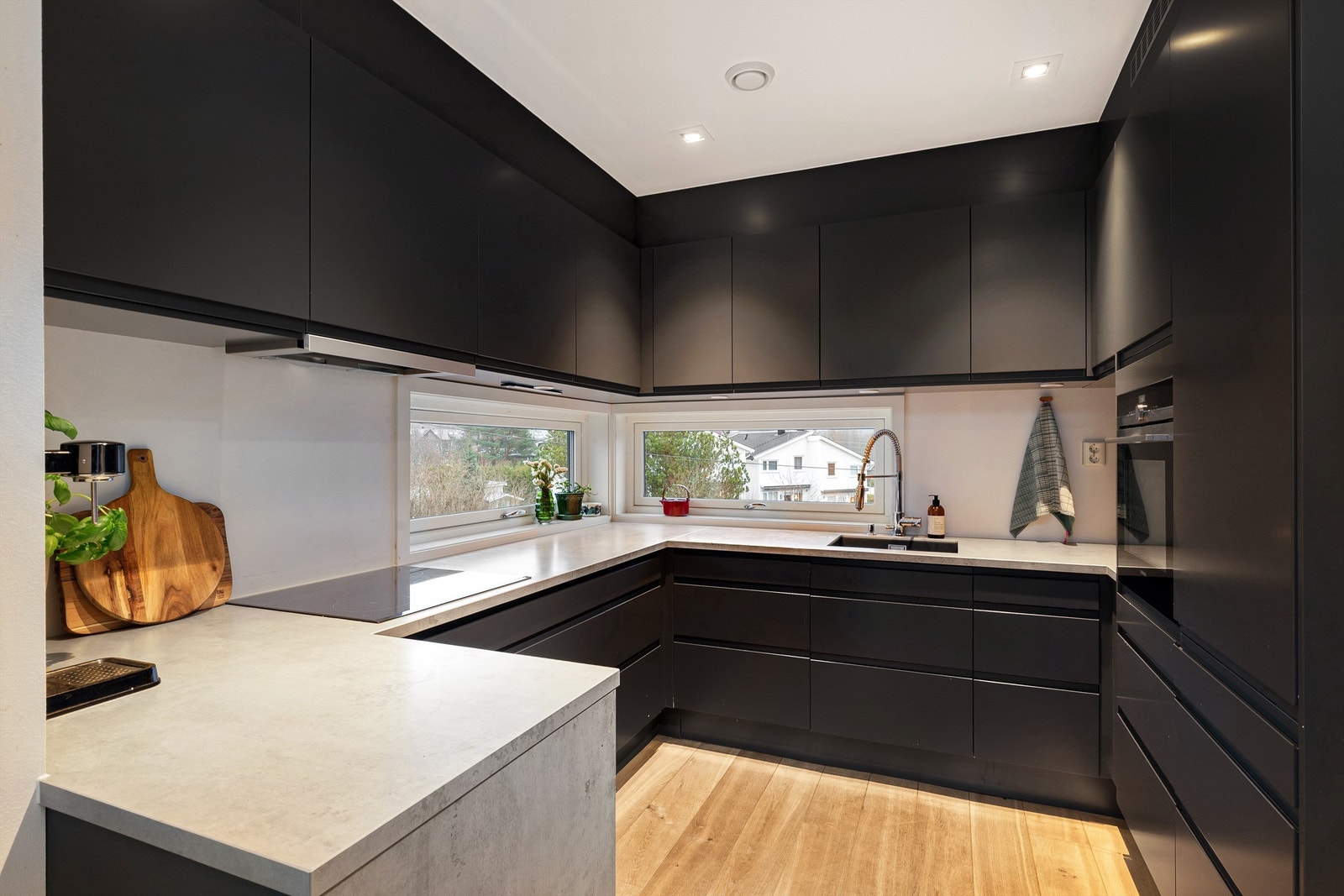 Sigdal kjøkken fra 2015. Påkostet benkeplate og det er integrerte hvitevarer Galleribilde