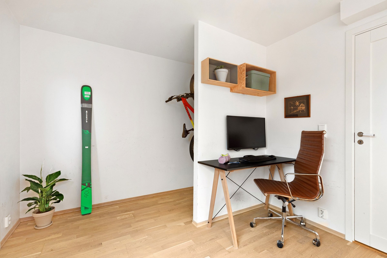 Eier har benyttet rommet som hjemmekontor og tv-stue samt til oppbevaring sportsutstyr Galleribilde