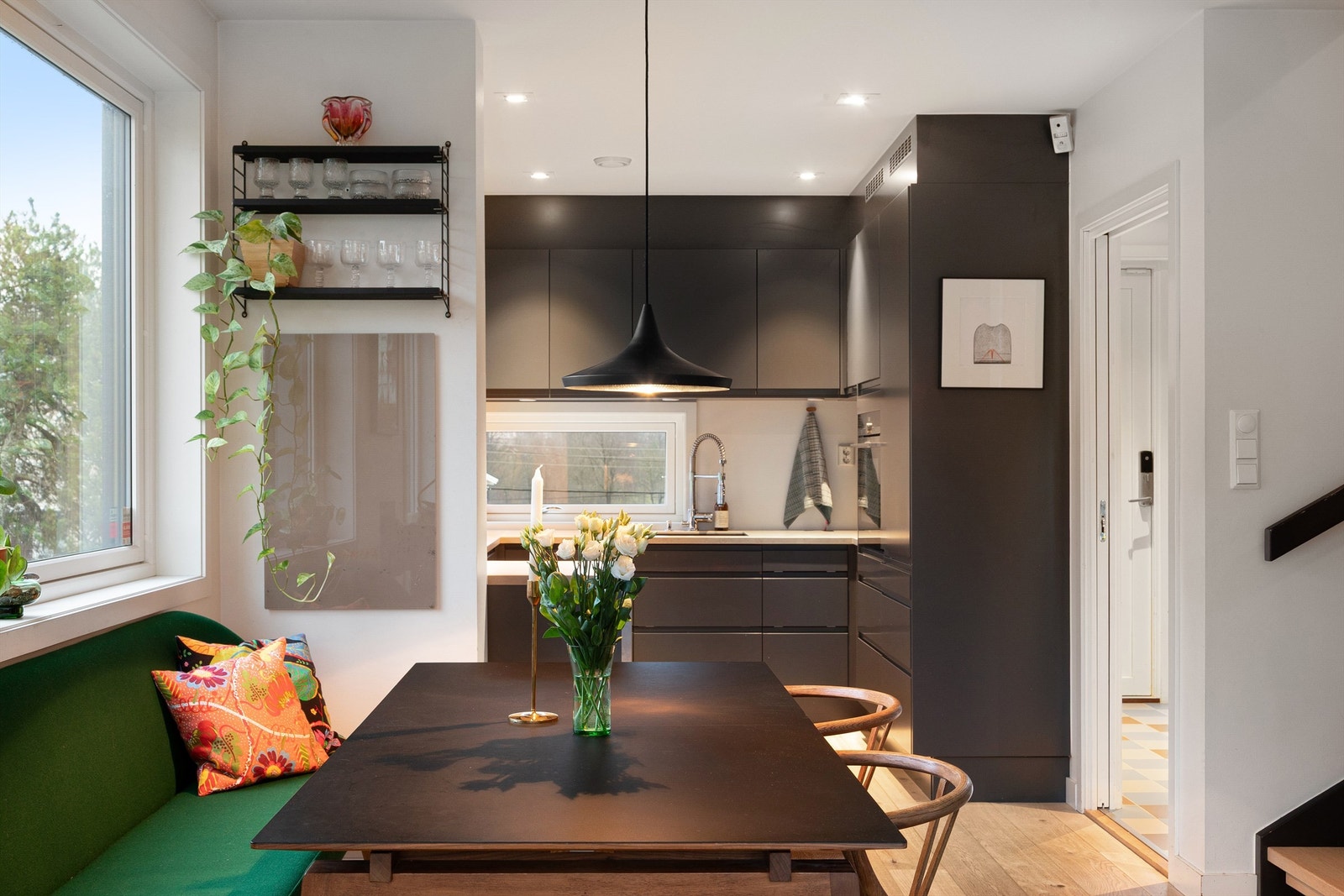 Fin spiseplass i forlengelsen av kjøkkenet Galleribilde