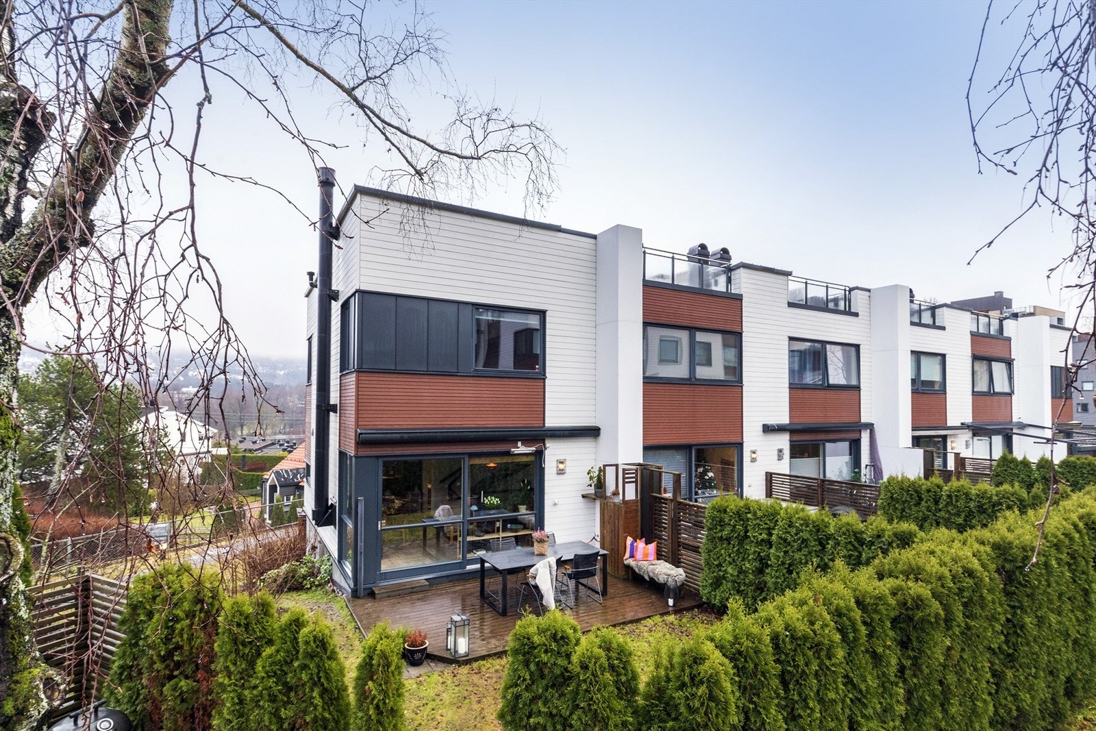 Velkommen til Radioveien 13E, et flott beliggende enderekkehus i populært sameie. Privat takterrasse. Foto: Hanne Bruland Galleribilde