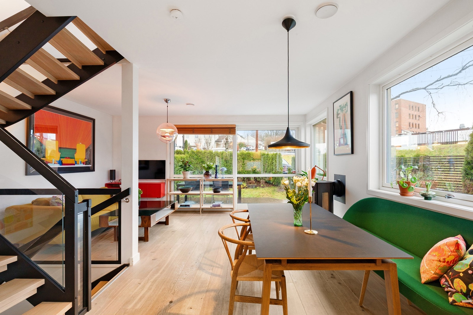 Fine soner i oppholdsrommet og ekstra gode lysforhold grunnet endevinduene. Foto: Hanne Bruland Galleribilde