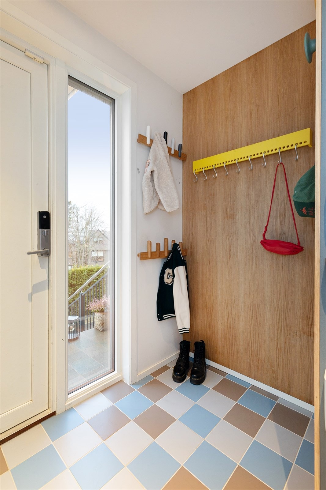 Entré med flislagt gulv og gulvvarme. Fin plass til oppheng av yttertøy i nisje i gangen Galleribilde