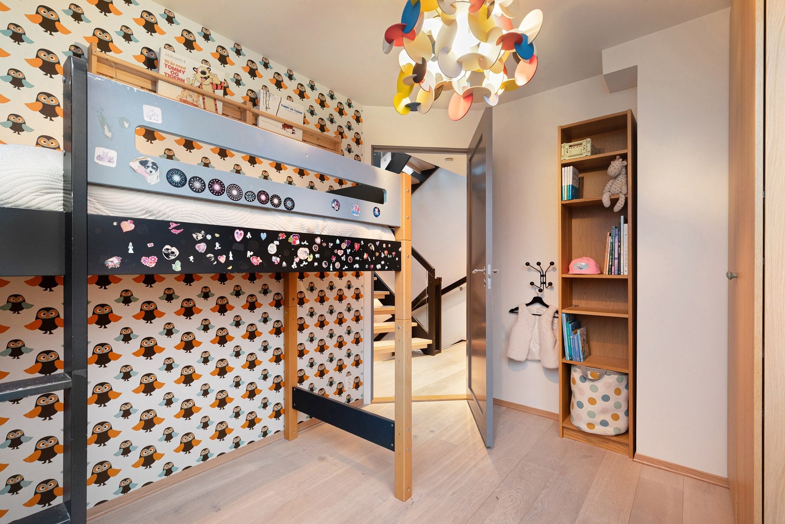 Fine barnerom med garderobeskap og plass til seng Galleribilde
