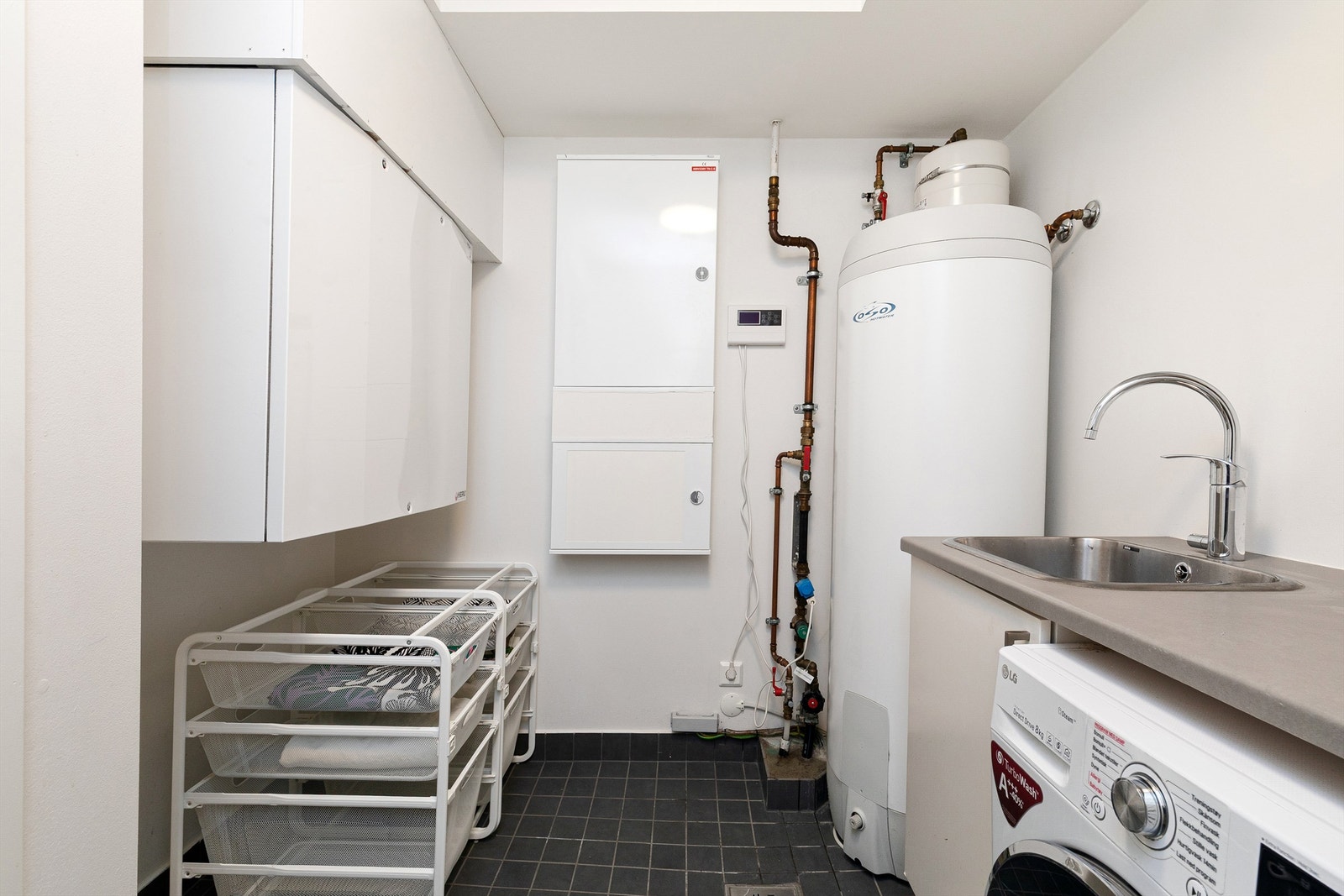 Ventilasjonsaggregat, sikringsskap, stoppekran og varmtvannsbereder Galleribilde