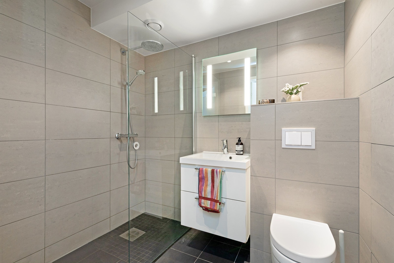 Pent baderom med dusjnisje og vegghengt wc. Gulvvarme Galleribilde