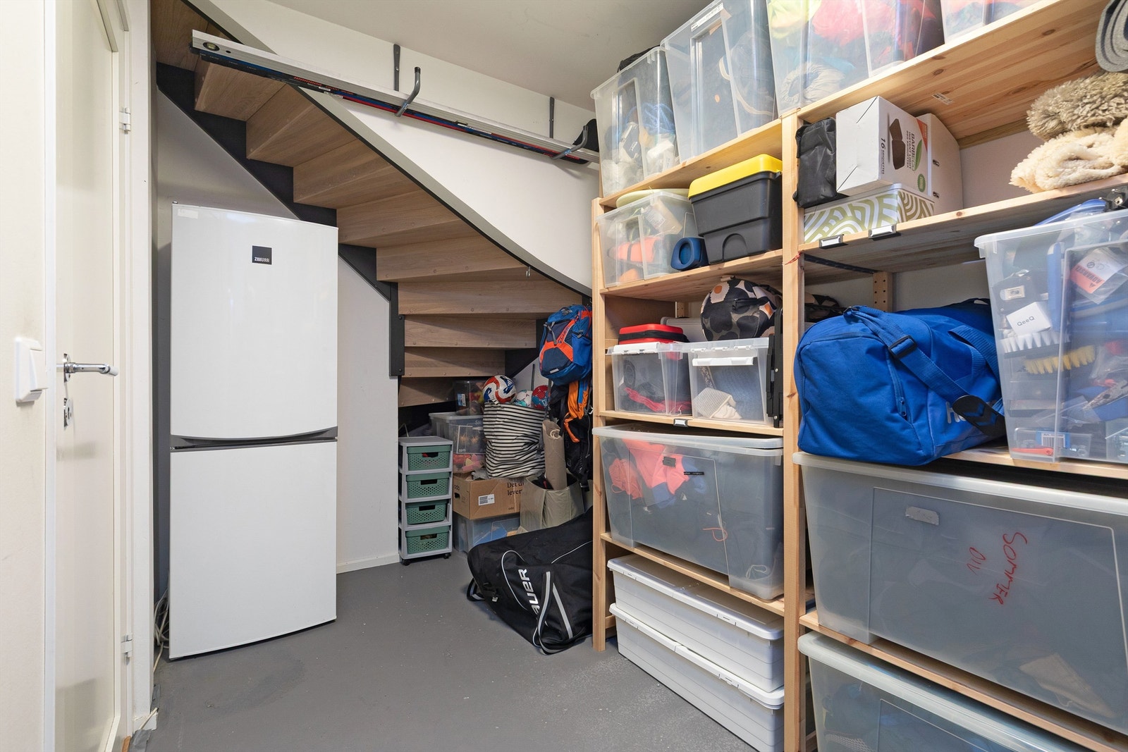 Her er det også plass under trappen og i tillegg ekstra fryser Galleribilde