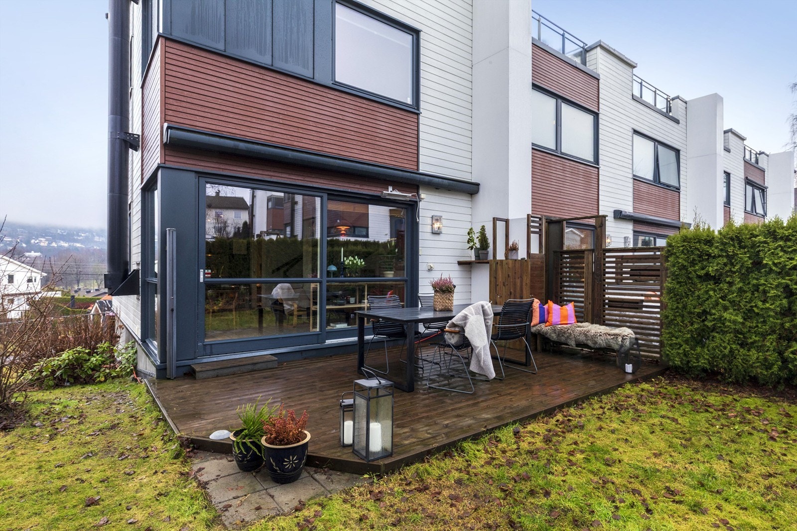 Fin uteplass med motorisert markise som dekker stort sett hele uteplassen. Her kan solen nytes fra ca. kl.13-21 om sommeren Galleribilde