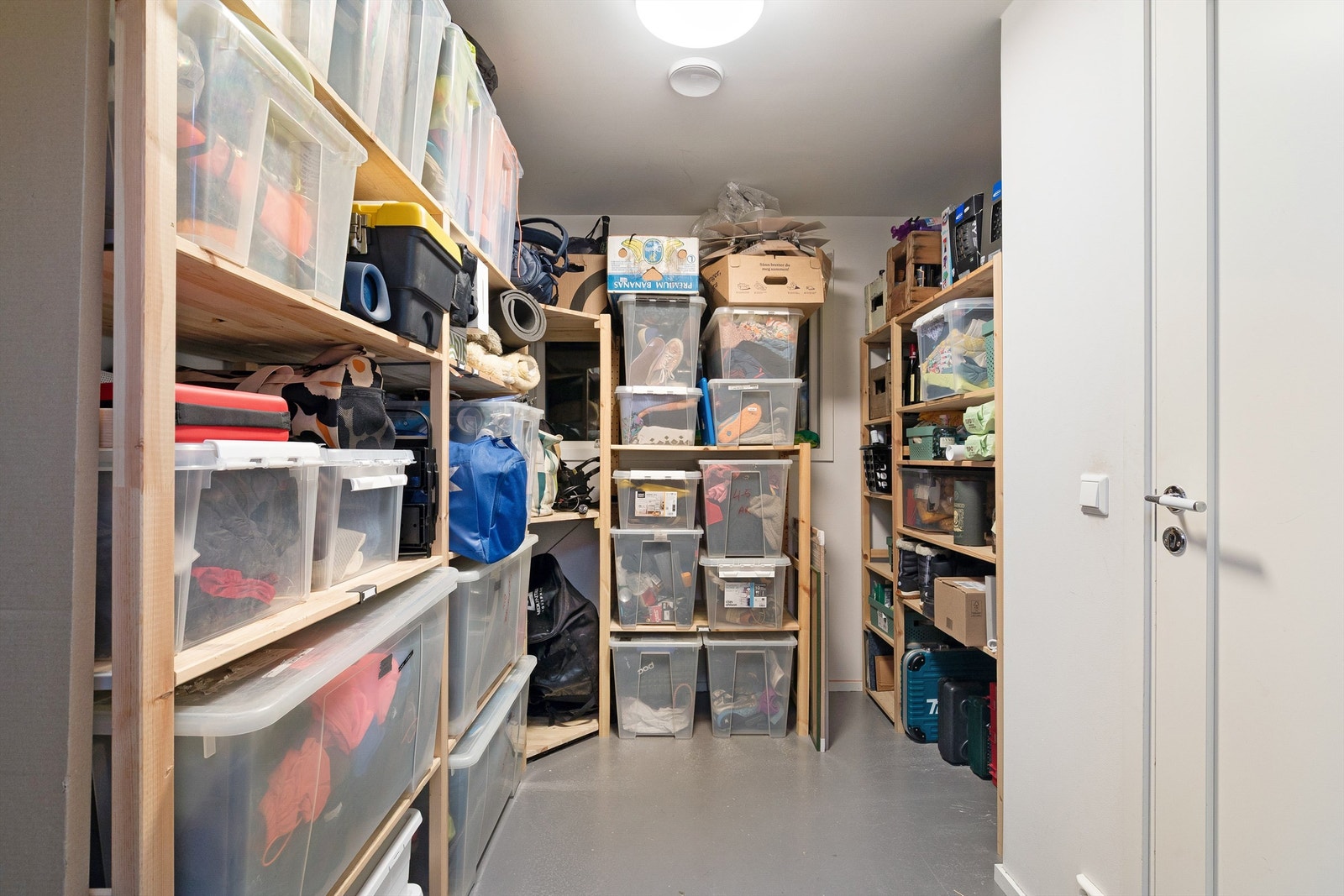 Romslig bod med fine hyller for optimal lagring Galleribilde