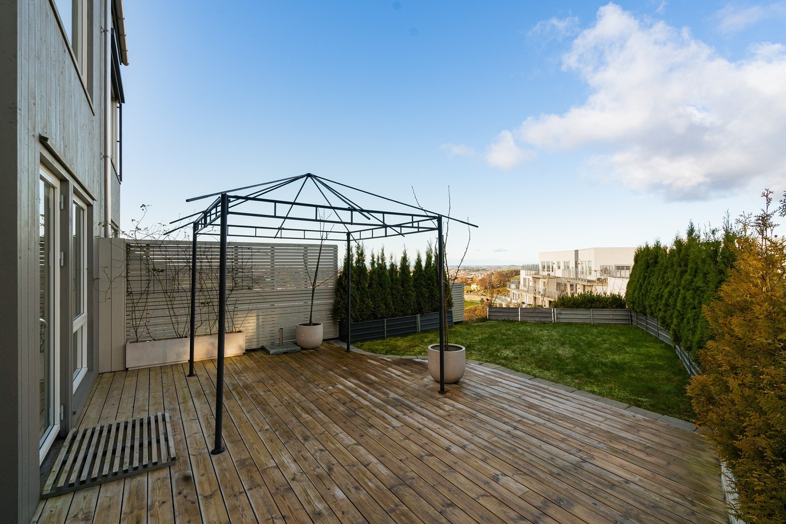 Terrasse i underetasjen med tilhørende uteområde. Galleribilde