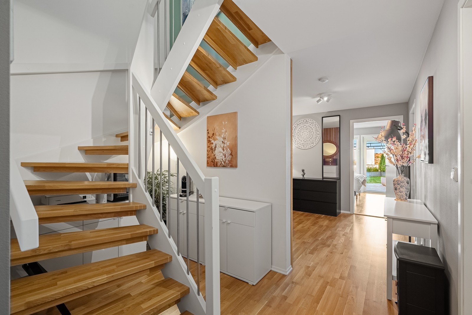 Gang og trapperom i underetasjen. Galleribilde