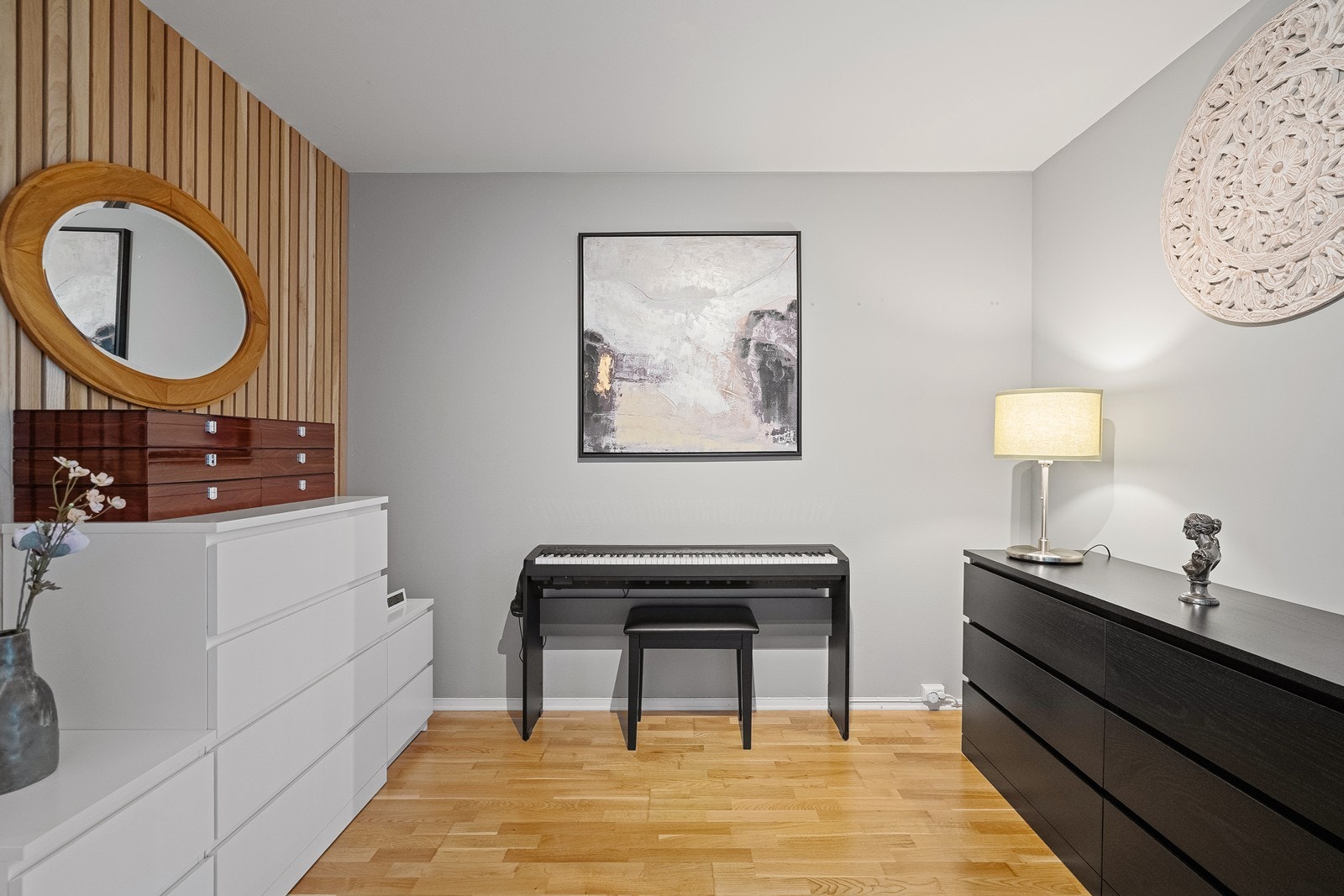 Gang/stue i underetasjen. Galleribilde